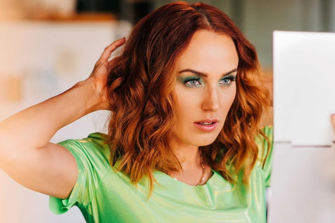 Kara Connolly putting on makeup